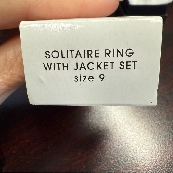 Avon Silvertone  and Clear Stone solitaire Ring with jacket Set NIB vintage - Picture 3 of 6